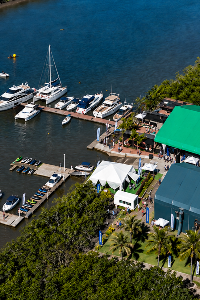 Feirão náutico com barcos expostos nos píeres de uma marina